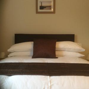 戈斯兰Mill Croft Bed and Breakfast的床上有棕色枕头