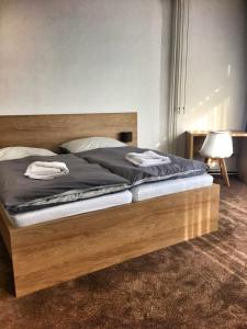 瓦赫河畔比斯特里察博特酒店的卧室内的木架床
