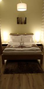 德布勒森Ditta Panzio的一间卧室配有一张灯光床