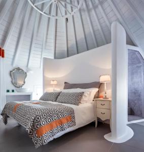 米克诺斯城Absolute Mykonos Suites & More的白色卧室设有床铺和白色天花板