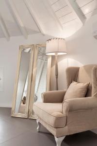 米克诺斯城Absolute Mykonos Suites & More的客厅配有椅子和镜子