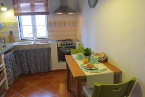 萨尔堡Casa do Largo的厨房里配有一张桌子,上面有盘子的食物