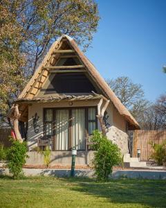马翁Thamalakane River Lodge的小屋设有茅草屋顶
