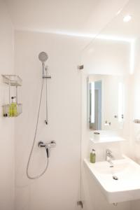林茨URBANAUTS FLATS Cubierta的带淋浴和盥洗盆的白色浴室