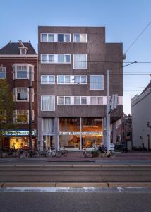 阿姆斯特丹咖啡酒店的一座高大的建筑,前面有自行车停放