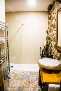 里瓦达维亚A casa da Igrexa的一间带水槽和淋浴的浴室