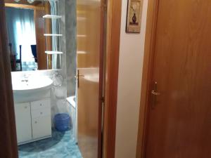霍斯皮塔勒·德尔英福Llastre的一间带水槽和镜子的浴室