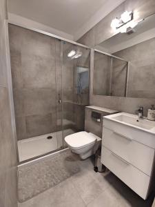 波别罗沃Apartament MALIBU - Aprent的带淋浴、卫生间和盥洗盆的浴室