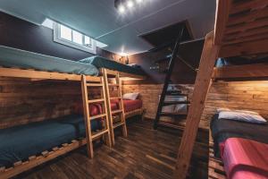 Corner Hostel Puerto Natales客房内的一张或多张双层床