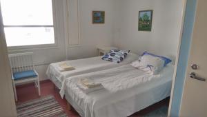 豪基普达斯Lomakoti Onnela的小型客房 - 带2张床和窗户
