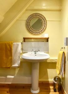 帕兹托Cyntwell Guest Accommodation的一间带水槽和镜子的浴室