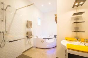 安德诺莱斯贝恩Villa Mogador Piscine et Balnéo的白色的浴室设有水槽和淋浴。
