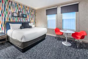 旧金山旧金山招牌宾馆的酒店客房带一张床、一张桌子和椅子