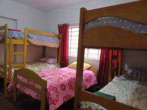 库斯科Tinki Hostel的一间卧室设有两张双层床和一扇窗户。
