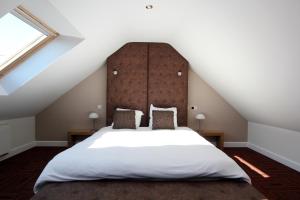 里姆斯特四季住宿加早餐旅馆的阁楼卧室配有一张白色大床