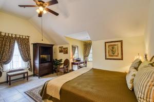 圣奥古斯丁圣乔治酒店 - 圣奥古斯丁的一间卧室配有一张床和吊扇