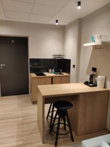比托姆H33 Apartamenty的厨房配有木桌和凳子