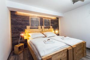 什特兰贝尔克Kopec 67的一间卧室配有一张大床和木制床头板