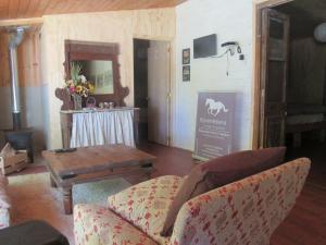 Casas Fundo El MédanoCentro Ecuestre Hipomedano的客厅配有沙发和桌子