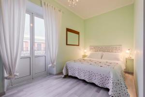 罗马罗马故事住宿加早餐旅馆的一间卧室设有一张床和一个大窗户