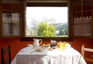 纳维亚苏琴乡村酒店的一张桌子,上面放着一盘食物,还有一个窗口