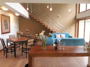 奥兰太坦波Casafranca的客厅配有蓝色的沙发和桌子
