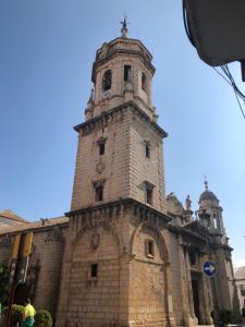 哈恩Peso de la Harina - piso completo的一座古老的砖砌建筑,上面有钟楼