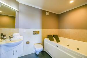 旺格努伊奥提汽车旅馆的一间带水槽、浴缸和卫生间的浴室
