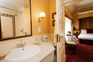格林戴克贝斯特韦斯特酒店的一间浴室