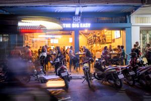 金边The Big Easy Phnom Penh的停在餐厅前的一群摩托车