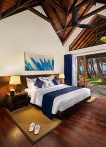 瓦都瓦Ayana Sea的一间卧室设有一张大床和一个大窗户