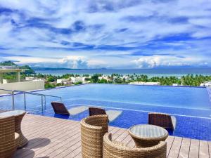 长滩岛长滩岛阿尔塔布里扎度假村的从房子的甲板上可欣赏到游泳池的景色