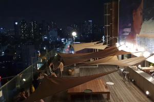 首尔精选典藏酒店的一群人晚上坐在甲板上