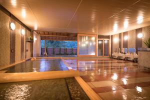 花卷市花卷酒店的大楼内的大型游泳池