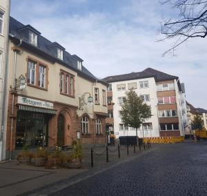 吉森Appartement am Schloss的城市街道上的一群建筑