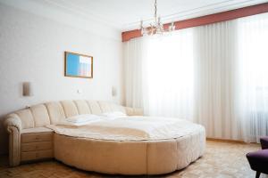 维也纳布里伦特格伦德酒店的卧室设有一张大床,卧室设有大窗户