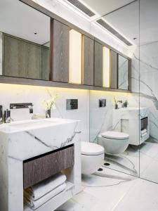 香港壹96酒店的白色的浴室设有水槽和卫生间。