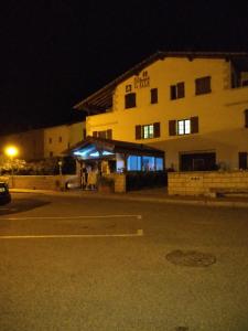 Urdániz阿卡阿拉住宿加早餐旅馆的停车场里一栋楼里有蓝色的灯光