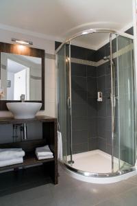 滨海福斯阿罗特尔酒店的带淋浴和盥洗盆的浴室