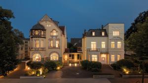 波恩Boutiquehotel Dreesen - Villa Godesberg的前面有灯的大建筑
