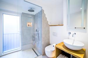 皮兰MEMENTO B&B Piran的一间带水槽和玻璃淋浴的浴室