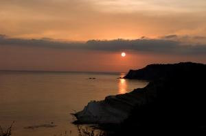 雷阿尔蒙特A due passi dal mare的夕阳西下,天空中