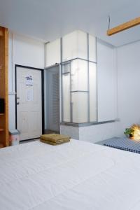 普吉镇Hugger Hostel的一间设有床铺和玻璃墙的房间