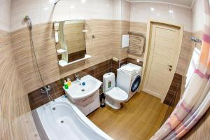 乌法SutkiUfa Рихарда Зорге 67/2的浴室配有盥洗盆、卫生间和浴缸。
