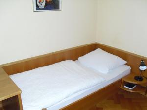 坎德尔恩Gasthaus zur Schnecke Kandern的一张位于带木制床头板的房间的床铺