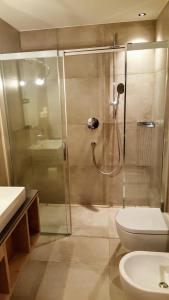 圣卡夏诺福赛里斯酒店的带淋浴、卫生间和盥洗盆的浴室