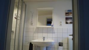 HungenFerienwohnung Frieda的白色的浴室设有水槽和镜子