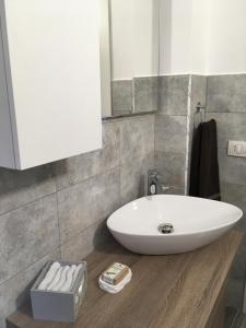 莫迪卡La casa in piazza的浴室设有白色水槽和镜子