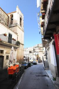 莫迪卡La casa in piazza的一条带橙色桌子和建筑的小巷