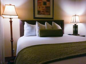 太阳谷鹿角村酒店的一间卧室配有一张大床和两盏灯